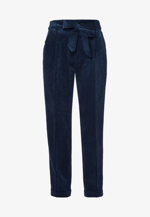 Pantalones de pana azul marino con cintura alta, cinturón de tela anudado, pliegues y puños doblados. Superficie texturizada con detalles de ribetes verticales.