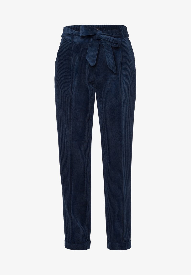 Pantalon en velours côtelé bleu marine à taille haute, avec ceinture en tissu à nouer, plis et revers roulés. Surface texturée avec des détails de côtes verticales.