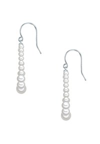 Pendientes de gancho de plata que presentan un diseño en cascada de perlas blancas graduadas con una textura suave, mostrando tamaños variados.
