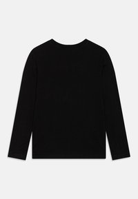 Musta pitkähihaisen paita, jossa on pyöreä kaula-aukko, valmistettu pehmeästä kankaasta. Paita on yksinkertainen, sileä rakenne ilman näkyviä kuvioita tai koristeita.