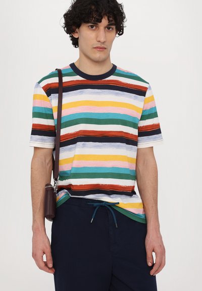 Tricou din bumbac pe dungi, cu linii orizontale în culori precum verde, roșu, galben și roz; design cu gât rotund și mâneci scurte.