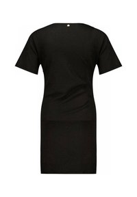 Robe noire à manches courtes avec une coupe ample et un décolleté arrondi. Présente un petit accent doré à l'arrière. Texture de tissu lisse.