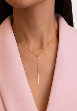 Collar de cadena de oro con un diseño de lazo, que presenta un colgante de barra delgada y alargada. Acabado suave, cuelga elegantemente en el cuello.