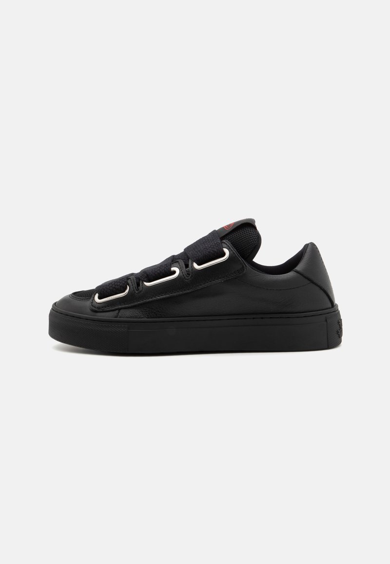 Sort sneakers med en glat læderoverdel, rund tæer, tyk gummisål og elastiske snørebånd fastgjort med metaldetaljer. Minimalistisk design.