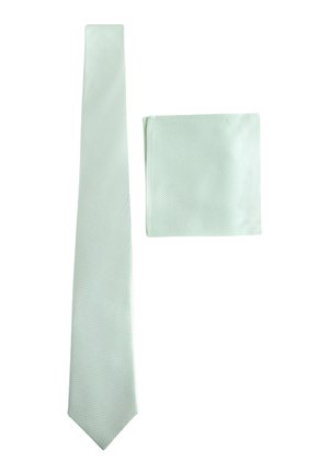 Cravată verde deschis, texturată, și batistă de buzunar asortată, pliate, așezate în plan pe fundal alb.