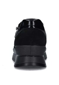 Sneaker nera con una finitura liscia e lucida e dettagli opachi testurizzati. Presenta un collare alla caviglia imbottito e una suola ammortizzata per supporto.