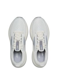 Pari valkoisia Brooks Revel 8 -juoksukenkiä, joissa on vaaleanharmaat yksityiskohdat ja nauhat, nähtynä ylhäältä päin valkoista taustaa vasten.