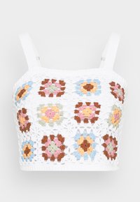 Top corto de crochet blanco con patrones florales coloridos en tonos pasteles de rosa, azul, verde y marrón. Incluye tirantes ajustables.