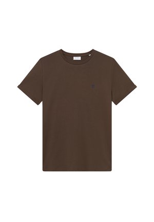 Καφέ βαμβακερό μπλουζάκι με κοντά μανίκια, στρογγυλή λαιμόκοψη και ένα μικρό μπλε λογότυπο στο αριστερό στήθος. Λείο υλικό και άνετη εφαρμογή.