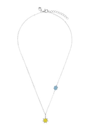 Collar de cadena de plata con un colgante de sol amarillo sonriente y un pequeño charm de flor azul a lo largo de la cadena.