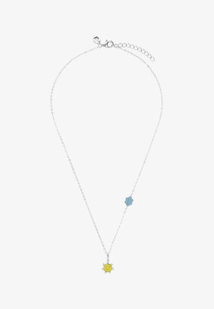 Srebrny naszyjnik z łańcuszkiem, zawieszką w kształcie uśmiechającego się żółtego słońca oraz małym niebieskim kwiatkiem przy łańcuszku.