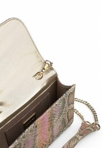 Clutch de estampado de serpiente multicolor con un interior metálico dorado, correa de cadena y detalles de herrajes decorativos. Cuenta con un cierre de botón seguro.