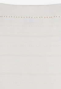 Tessuto bianco con strisce orizzontali testurizzate, caratterizzato da sottili linee e piccoli dettagli metallici in oro e argento lungo il bordo superiore.