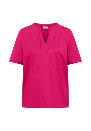 Helles pinkes Kurzarmshirt mit V-Ausschnitt und Kordelzug am Kragen, schlichtes Design und ein kleines Markenetikett an der Innenseite des Halsausschnitts.