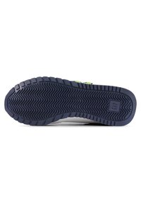 Schuhsohle aus blauer Gummi mit einem Zickzackmuster. Verfügt über ein strukturiertes Grip-Design und ein zentrales Logo. Sauberer, einfacher Form mit langlebiger Oberfläche.
