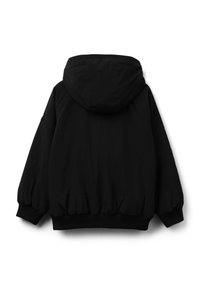 Černá bunda s kapucí, elastickými manžetami a lemem, hladkou texturou a minimálním zdobením švů, zobrazena zespodu.