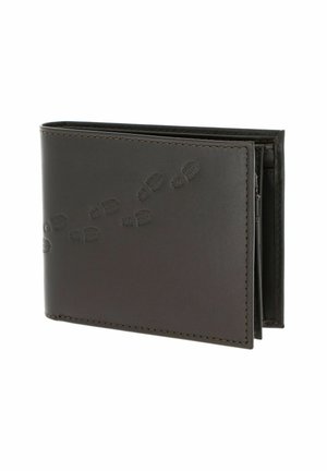 Portefeuille bifold en cuir noir avec un motif embossé d'empreinte de bottes sur le devant, partiellement ouvert pour montrer les emplacements pour cartes à l'intérieur.