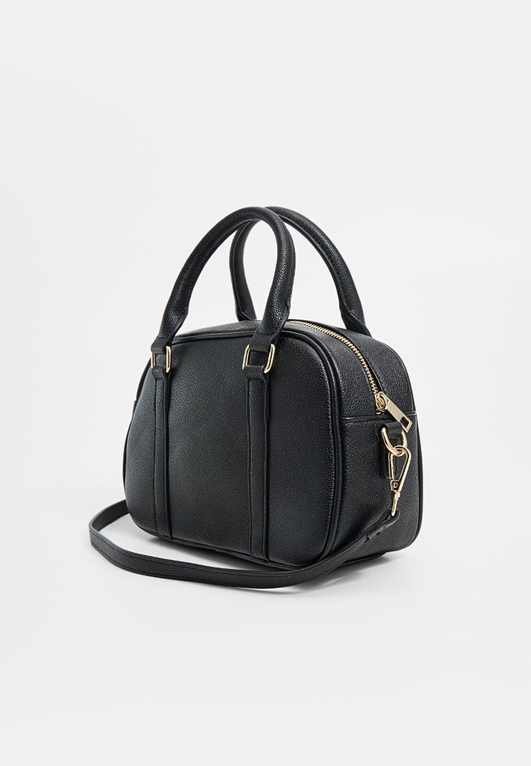 Sac à main noir texturé avec des poignées supérieures doubles, une bandoulière amovible, une fermeture éclair dorée et un subtil détail de logo embossé. Forme rectangulaire.