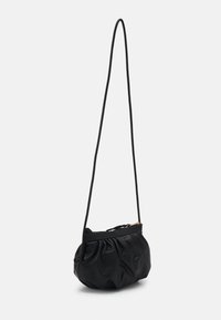 Borsa in pelle nera con forma arrotondata, texture arricciata e lunga tracolla. Presenta una cerniera superiore e una finitura liscia.