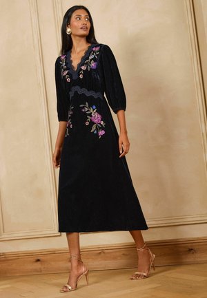 Love & Roses, EMBROIDERED LACE DETAIL VELVET MIDI DRESS - Vapaa-ajan mekko - navy floral