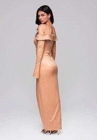 Schulterfreies Satin-Kleid in Nude, tailliert, mit langen Ärmeln und einem ausgestellten Ärmelabschluss. Bodenkurzes Kleid mit glatter Textur, das minimale Details aufweist.