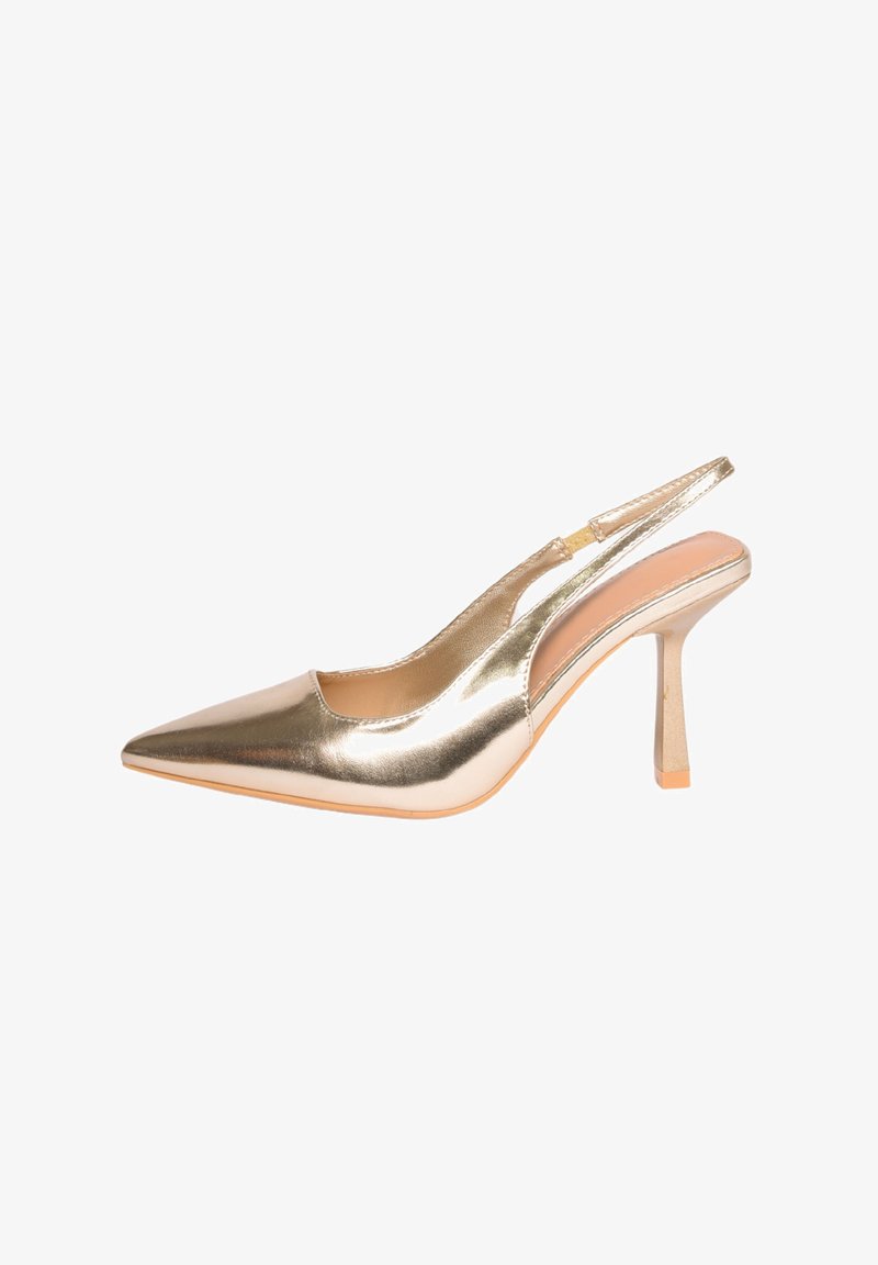 Pump slingback metallico dorato con punta affusolata, tacco sottile e superficie liscia. Presenta un lato con taglio e un morbido rivestimento interno.