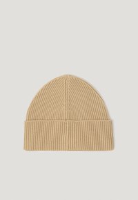 Căciulă tricotată bej, cu textură ribbed, vârf conic și manșetă pliată pentru o potrivire strânsă.