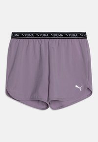 Pantalones cortos deportivos morados hechos de una tela suave, con una cinturilla elástica negra que presenta una marca blanca y un dobladillo redondeado que facilita el movimiento.