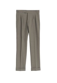 Pantalones gris a medida con frente plano, pinzas y bajos doblados. Hechos de un tejido ligero, con una textura suave y un diseño limpio.