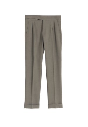 Pantalones gris a medida con frente plano, pinzas y bajos doblados. Hechos de un tejido ligero, con una textura suave y un diseño limpio.