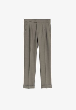Pantalones gris a medida con frente plano, pinzas y bajos doblados. Hechos de un tejido ligero, con una textura suave y un diseño limpio.