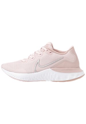 Jasnoróżowy but do biegania Nike z siateczkową cholewką, białą teksturowaną podeszwą, sznurowadłami i odblaskowym srebrnym logo Nike swoosh po boku.