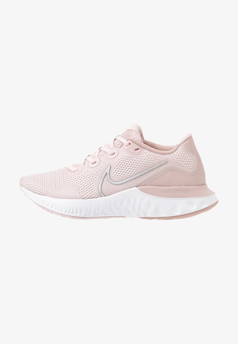 Chaussure de course Nike rose clair avec empeigne en mesh, semelle blanche texturée, lacets et logo Nike swoosh argenté réfléchissant sur le côté.