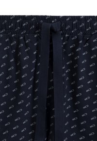 Granatowe szorty bawełniane z elastycznym pasem, z teksturowanym sznurkiem do regulacji i powtarzającym się białym wzorem logo.