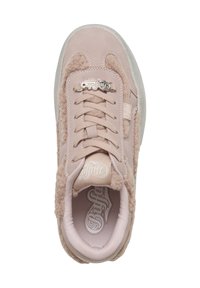 Une basket rose clair avec doublure en fausse fourrure beige, lacets roses et semelle blanche en caoutchouc vue de dessus.