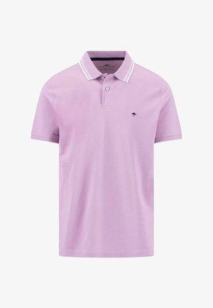 Lys lilla polo skjorte laget av bærekraftig bomull, med klassisk krage, to-knapp knapping og en liten mørk logo på brystet.