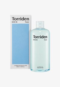 Torriden DIVE IN Toner i en klar flaske med en lys blå væske. Indeholder en hvid boks med blåt accent og sort tekst, der beskriver ingredienserne.