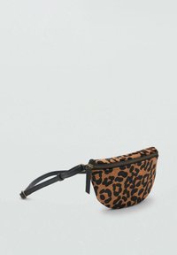 Pochette a stampa leopardata con forma curva, realizzata in tessuto marrone con macchie nere, dotata di una cerniera nera e di una tracolla removibile.