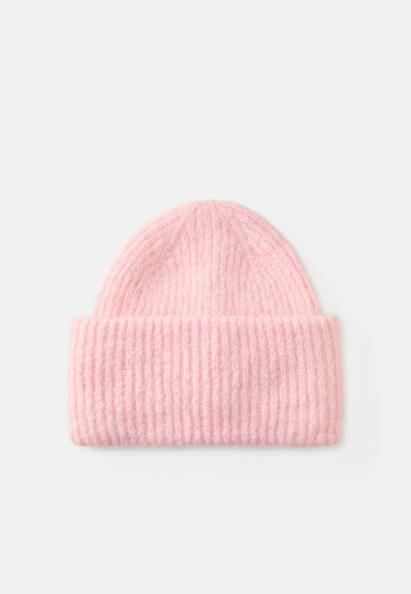 Gorro de malha cor-de-rosa com textura canelada e borda virada. O material de lã macia confere-lhe uma aparência aconchegante.