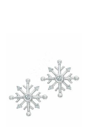 Srebrne snežne flake uhane z zapletenim dizajnom, ki vključuje osrednjo prozorno kamenček, manjše dodatne kamenčke in sferične akcentne dele.