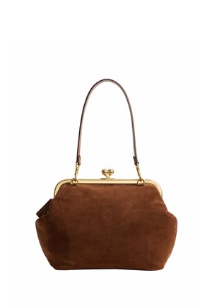 Sac à main en daim marron avec fermoir doré et fine bandoulière en cuir sur fond blanc.
