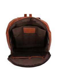 Brauner Leder-Rucksack mit Reißverschluss, geräumigem Innenraum und mehreren Taschen. Gefüttert mit dunklem Stoff und glatter Textur.