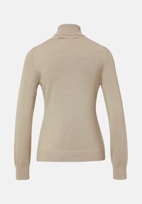 Beżowy dzianinowy sweter z wysokim kołnierzem, długimi rękawami i ściągaczami. Materiał wydaje się gładki i lekki, z dopasowanym krojem.