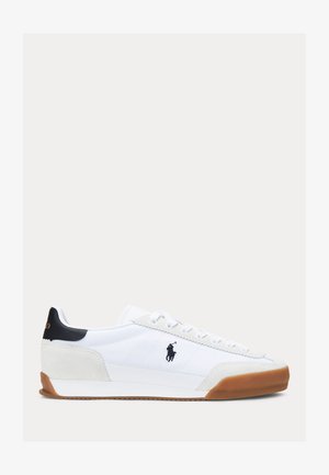 Sneaker bianco basso con suola in gomma, linguetta posteriore nera e logo Polo Ralph Lauren ricamato sul lato.