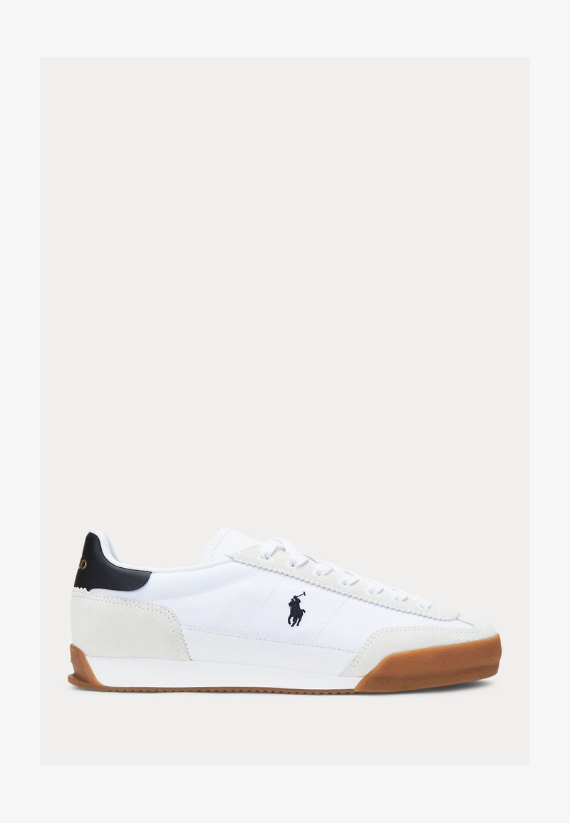 Άσπρο χαμηλό αθλητικό παπούτσι με λαστιχένια σόλα, μαύρη γλωττίδα στη φτέρνα και κεντημένο λογότυπο Polo Ralph Lauren στο πλάι.