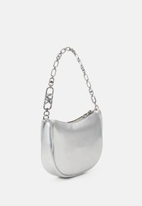 Borsa a tracolla in pelle argentata con forma curva, tracolla regolabile in catena e chiusura con zip, caratterizzata da una distintiva finitura metallica e hardware con logo.