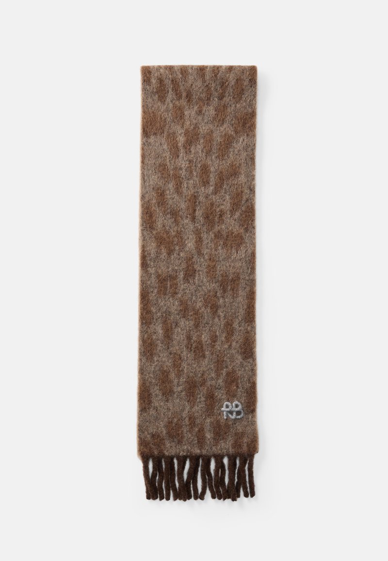Hnedý šál s leopardím vzorom a strapcami; vyrobený z textúrovanej vlny, s jemnými vzormi a malým šedým logom ako akcentom.