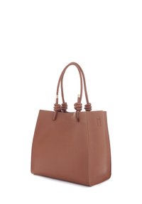 Sac fourre-tout en cuir brun avec une texture lisse, des poignées nouées et une forme rectangulaire structurée. Présente un design minimaliste et un branding subtil.