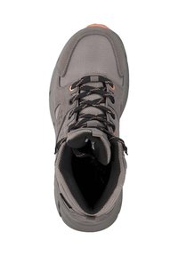 Grauathletikschuh mit strukturiertem Obermaterial, kontrastierenden schwarzen und orangefarbenen Schnürsenkeln, gepolstertem Schaftrand und Standardsohle für Komfort.