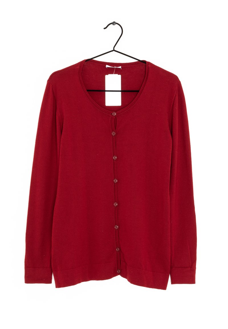 Czerwony kardigan z długim rękawem, wykonany z dzianiny, z okrągłym dekoltem oraz zapięciem na guziki z przodu, z dopasowanymi guzikami wzdłuż patki.